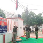 पुलिस झण्डा दिवस के अवसर पर पुलिस अधीक्षक मीरजापुर द्वारा पुलिस लाइन स्थित क्वार्टर गार्द पर पुलिस ध्वज को दी गई सलामी