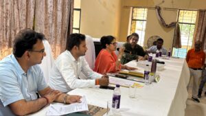 जिलाधिकारी चुनार तहसील पहुॅचकर किया निरीक्षण-वाद रजिस्टर सहित अन्य अभिलखों को देख्ते हुये दिया सुधारात्मक निर्देश